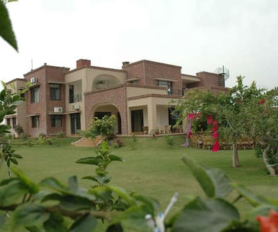 https://imgcld.yatra.com/ytimages/image/upload/t_hotel_yatra_city_desktop/v1432277718/Domestic Hotels/Hotels_Chandigarh/Aura Vaseela Resort/Overview.jpg